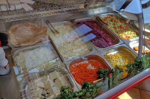 Frisches Salatbuffet mit großer Auswahl