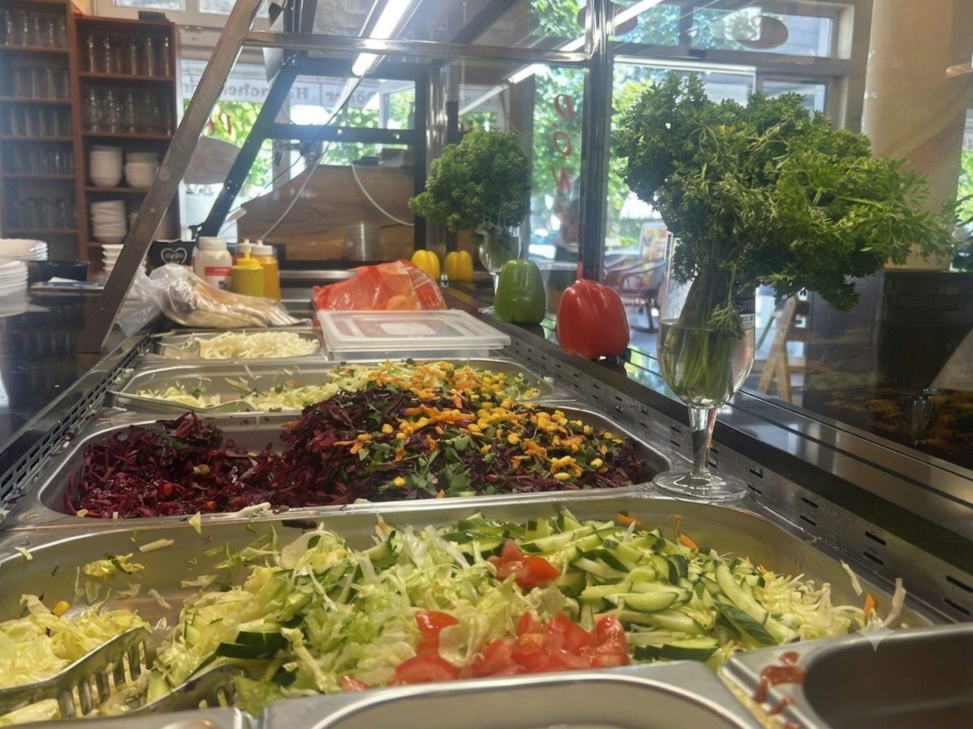 Frische Salat-Theke mit knackigem Gemüse
